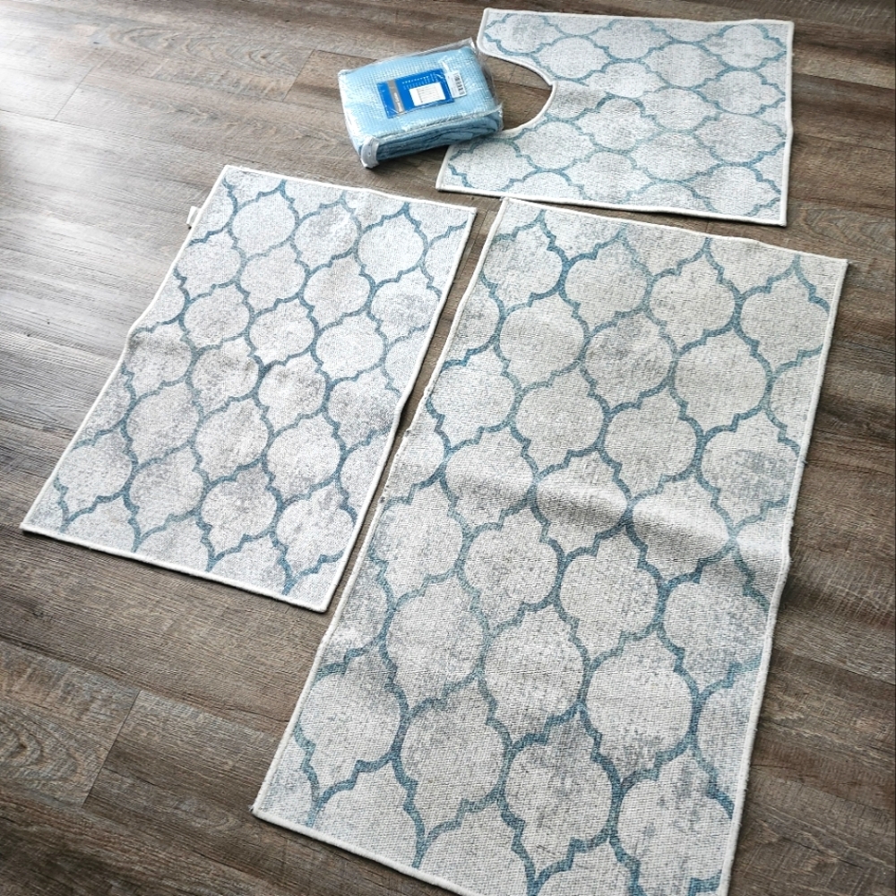 Bathroom rugs plus curtain.